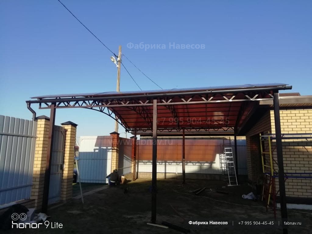 Навес из поликарбоната 8 × 7 м, терракот: реальный объект