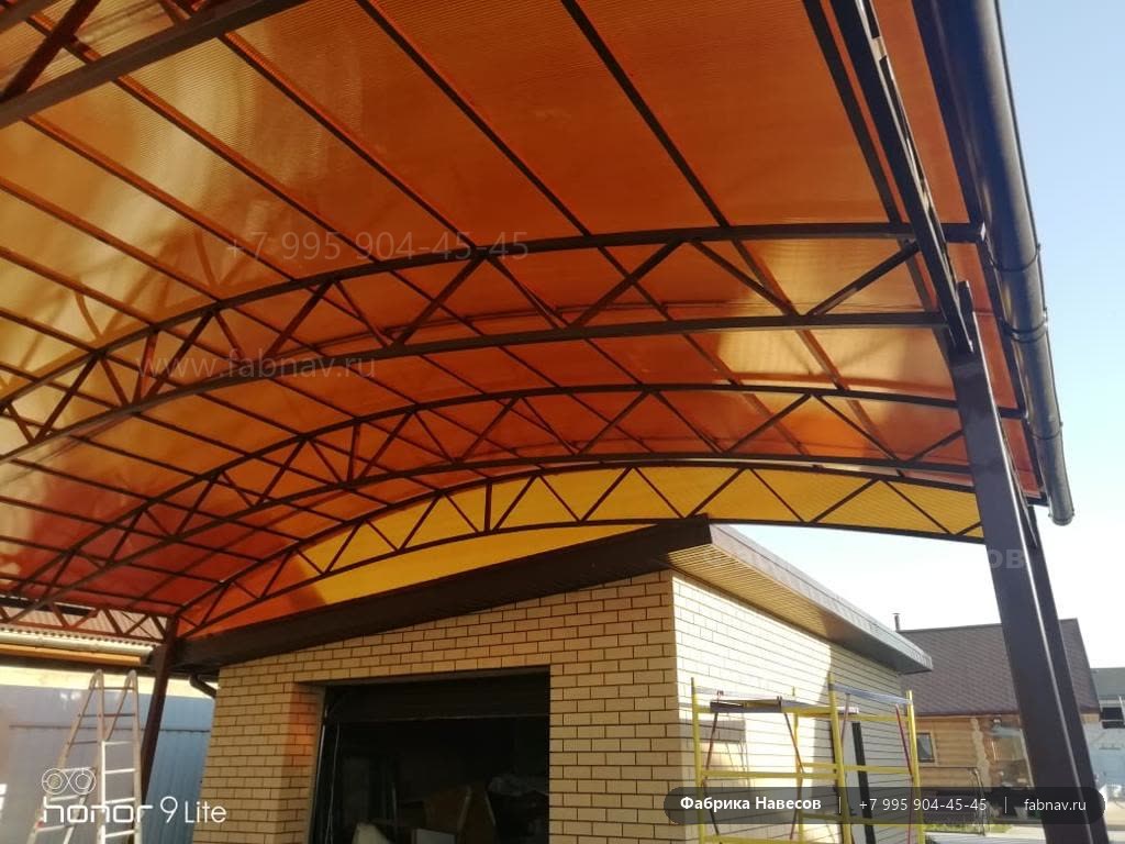Навес из поликарбоната 8 × 7 м, терракот: каркас и кровля